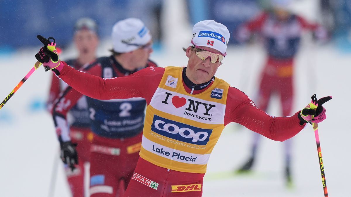 Klaebo uzavřel sezonu SP výhrou na dvacítce s hromadným startem v Lake Placid